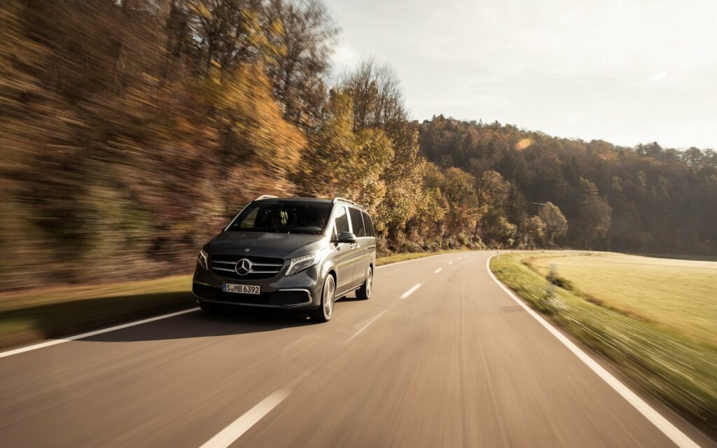 On the road - mit der V-Klasse von Mercedes-Benz Vans ist man flott und individuell im Urlaub unterwegs