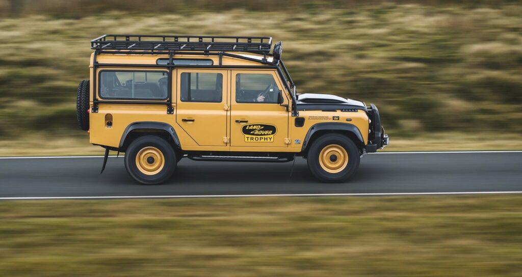 Land Rover Defender Works V8 Trophy  in der Seitenansicht