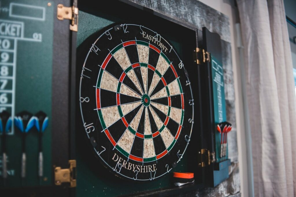 Darts - spannender Kneipensport für Zuhause 1 erik mclean iVxSGv0IVaA unsplash