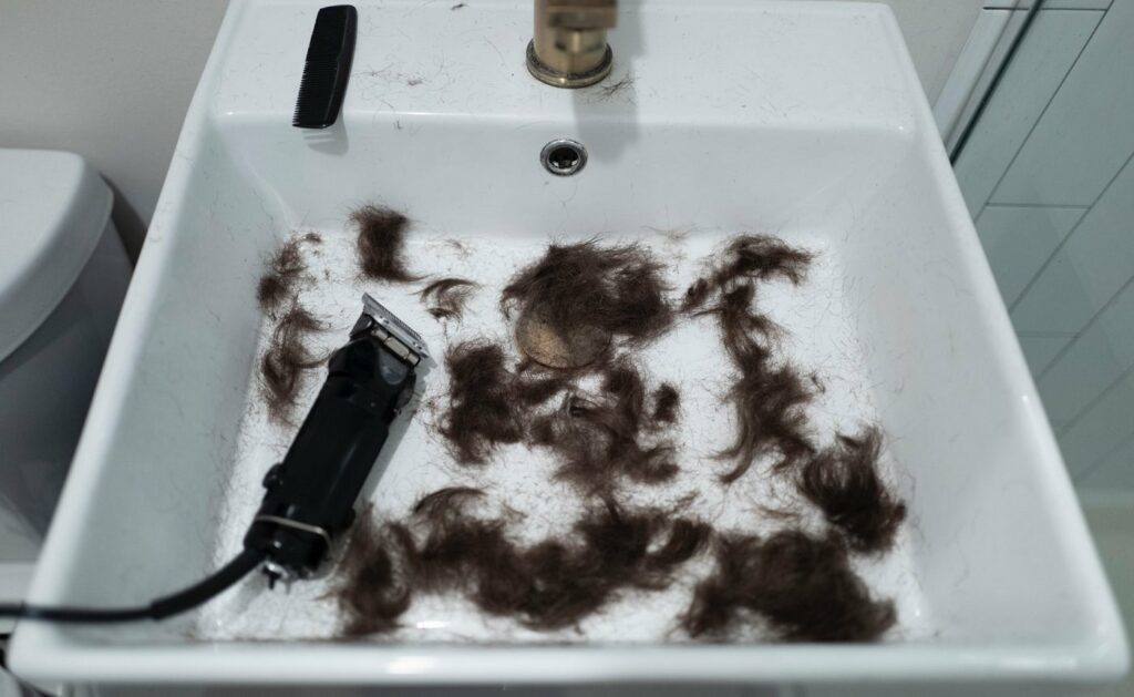 Haare selber schneiden klappt bei Männern am besten mit einer Maschine
