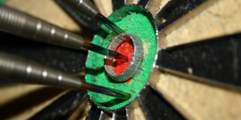 Darts - spannender Kneipensport für Zuhause 3 oliver buchmann oOUPXGcItas unsplash
