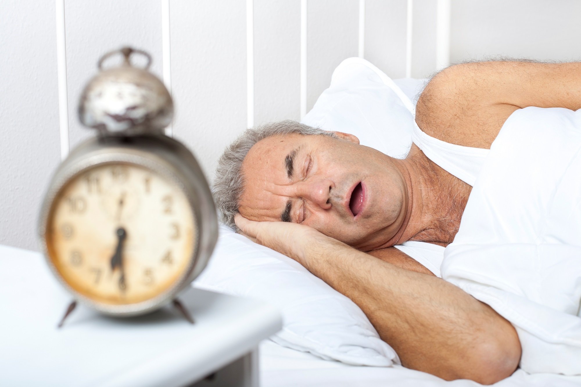 Сонная терапия доктора сандера. Человек храпит. Нарушение сна у пожилых.