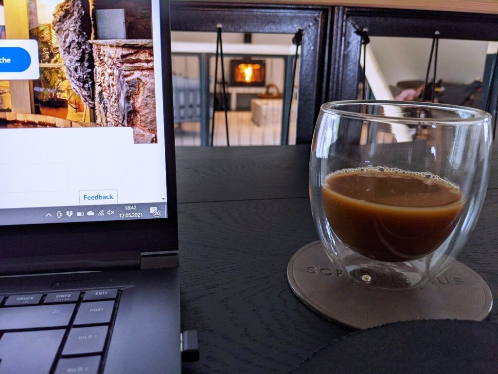 Homeoffice im Ferienhaus mit Blick auf den Kamin