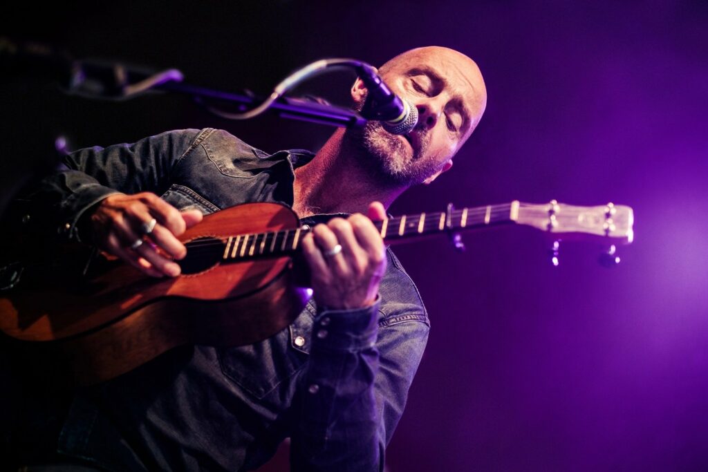 Jon Flemming Olsen berührt mit gefühlvollen Songs