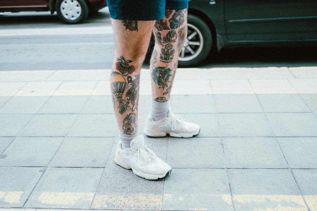 Männer mit Tattoos - viele Beine werden durch bunte Bilder aufgewertet