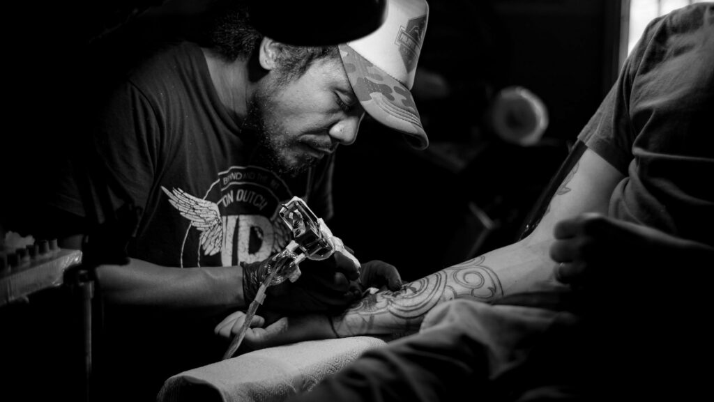 Männer mit Tattoo sind cool, müssen aber auch etwas leiden