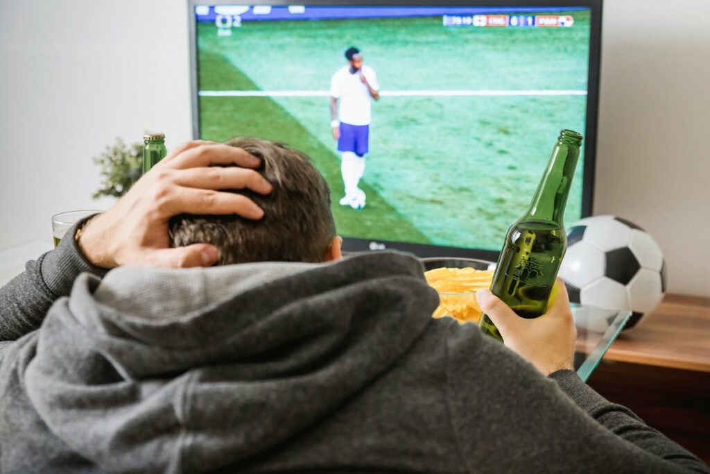 Grillen, Bier und Chips - 5 Tipps, wie man trotz EM-Fieber sein Gewicht hält 1 Snacks und Bier bei Fussball schlagen schnell auf das Gewicht