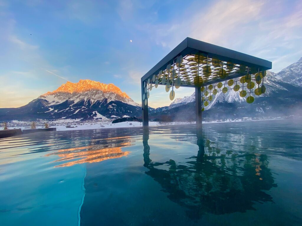 Badespaß mit Aussicht - die schönsten Hotelpools mit Bergblick 2 Outdoor Hotelpool im Mohr escape Hotel