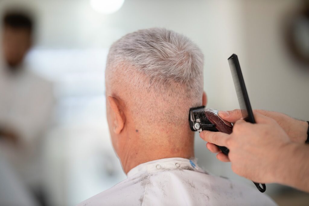 So sehen graue Haare bei Männern attraktiv aus 3 Graue Haare lassen sich mit einem Kurzhaarschnitt gepflegt tragen