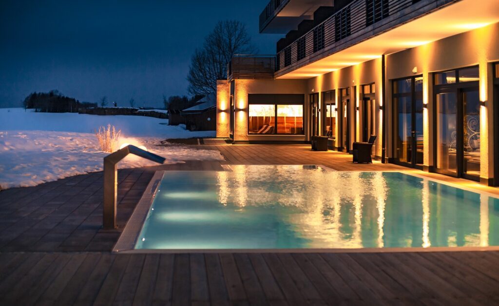 Badespaß mit Aussicht - die schönsten Hotelpools mit Bergblick 9 hotel weitblick aussenpool