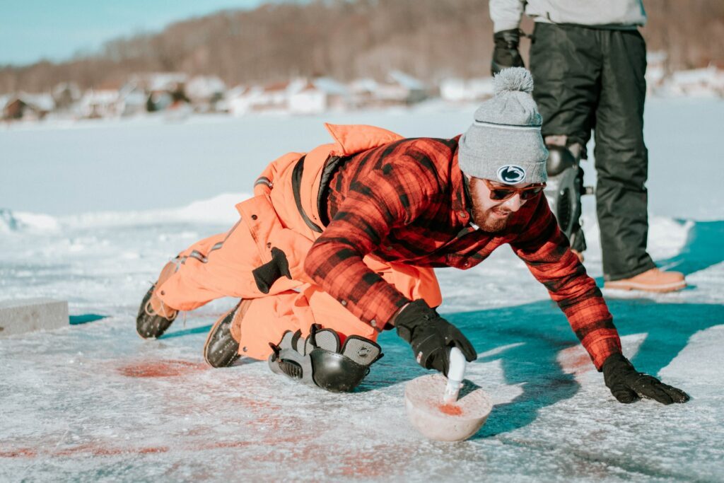 Curling gehört zu den beliebten Wintersportarten, auch für Anfänger