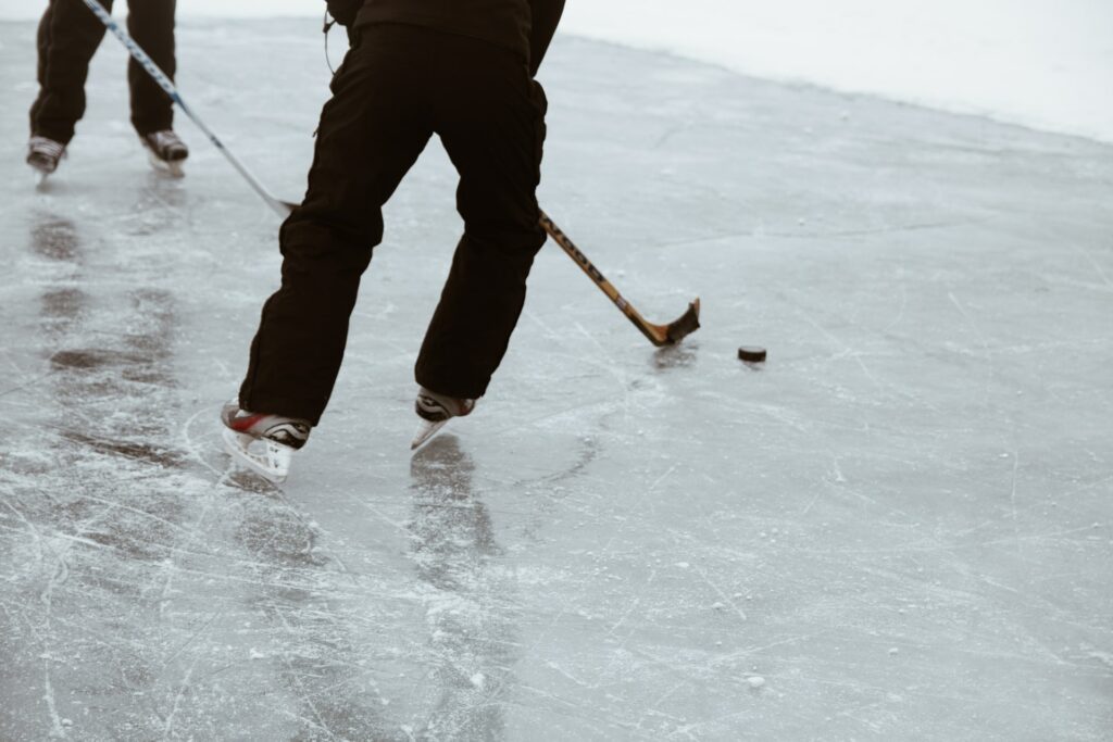 Eishockey ist eine der beliebtesten Wintersportarten für Jung und Alt