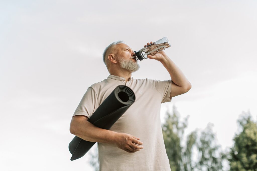 Ein Seniorenhandy mit Fitness-Apps hilft beim täglichen Workout der Best Ager