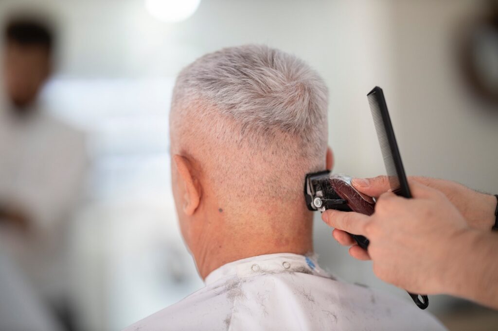 Shades of Grey - Stilvolle Möglichkeiten für graue Haare bei Männern 1 pexels engin akyurt 3356174