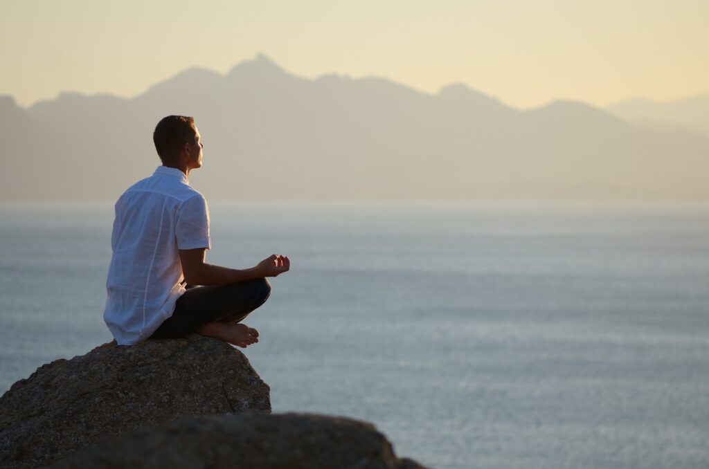 Meditation kann ich für ältere Kerle eine spannende Methode zum Entschleunigen sein