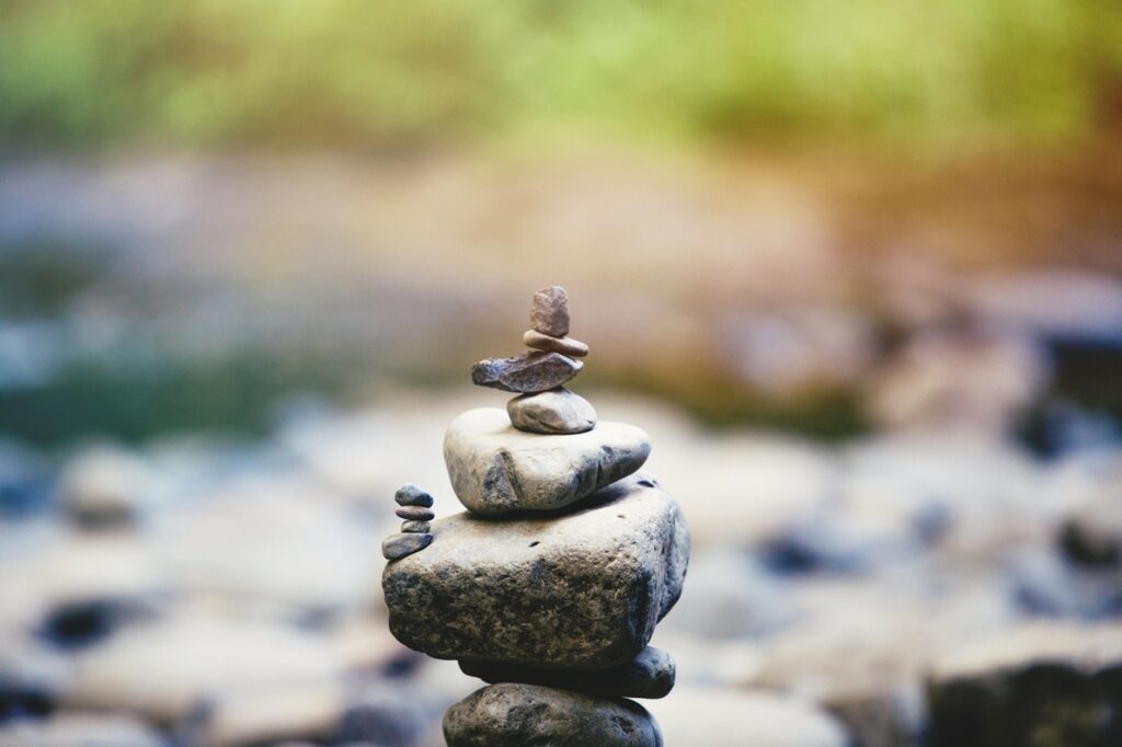 Entschleunigung im Alter - Wie Meditation zu mehr Gelassenheit führt 5 austin neill ZahNAl Ic3o unsplash