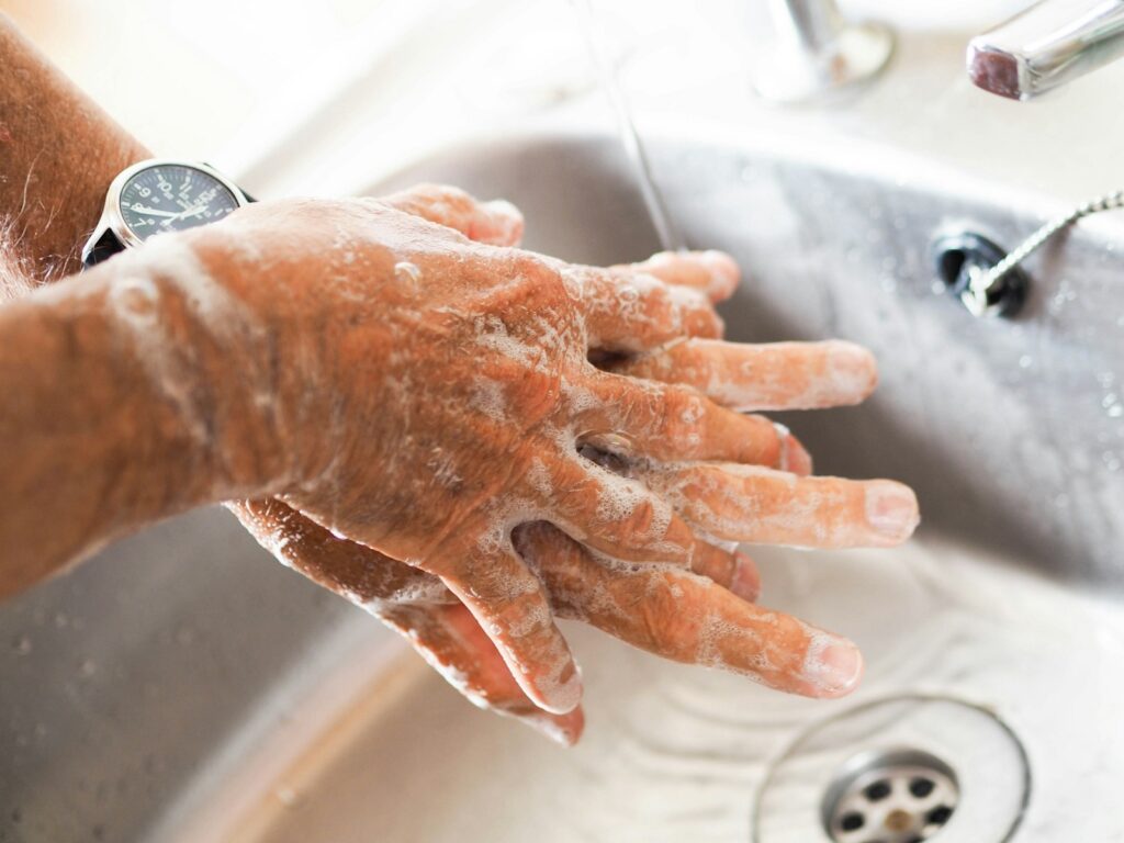 Stay fresh, Gents - Am 3. Februar ist Tag der männlichen Körperpflege 5 sean horsburgh CXyQ5 64LaM unsplash