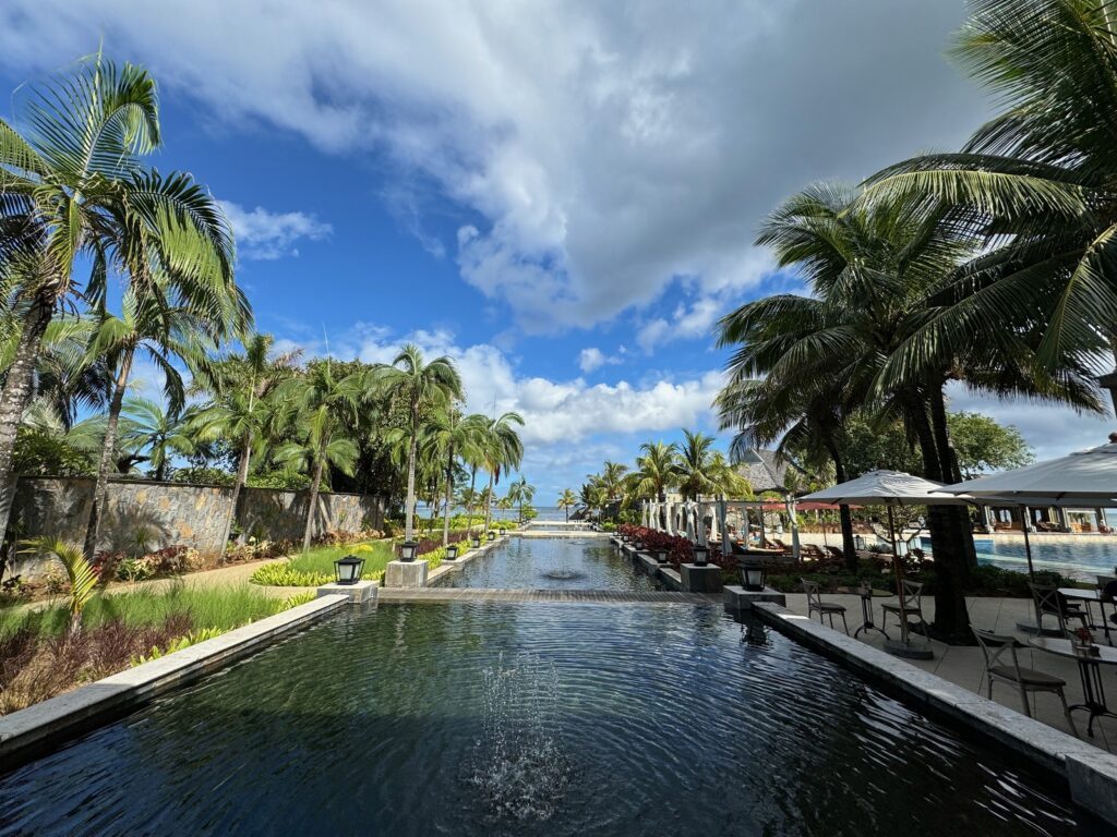 Zauberinsel Mauritius - 3 paradiesische Resorts für den Traumurlaub 1 Fotogene Wasserlandschaften umgeben das JW Marriott Mauritius Resort & Spa