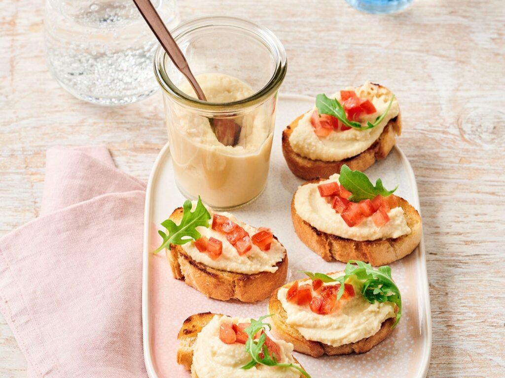 Veggie Xmas - 4 feierliche Gänge mit europäischen Hülsenfrüchten 2 Ackerbohnen Crostini 2048px