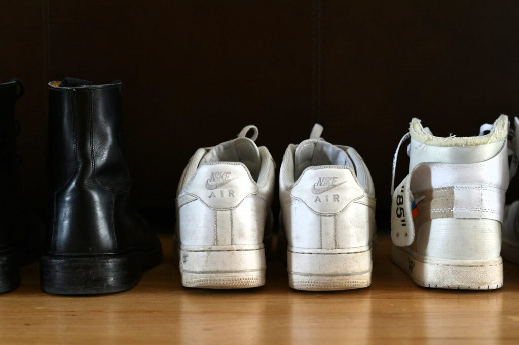 Sneaker oder Lackschuh - Welcher Schuh macht den Mann? 1 daniel andrade 6988CeASI g unsplash 1