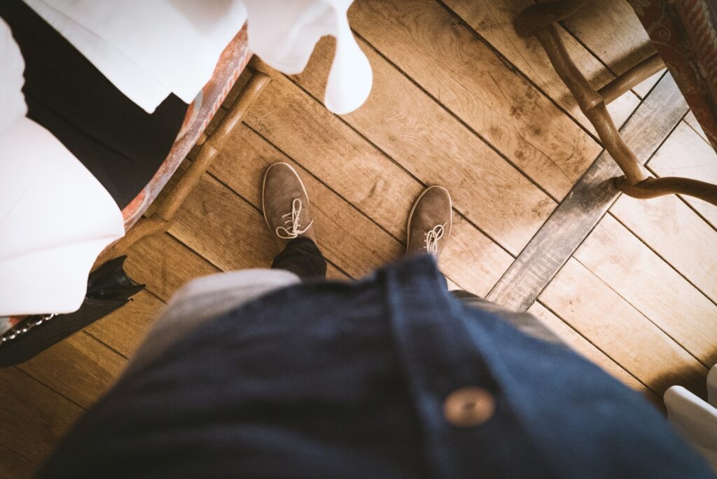 Sneaker oder Lackschuh - Welcher Schuh macht den Mann? 3 david emrich O5VVhLUqn5g unsplash