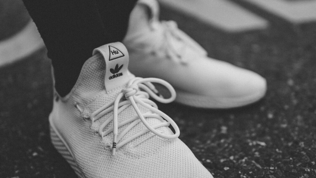 Sneaker oder Lackschuh - Welcher Schuh macht den Mann? 2 Sneaker sind als Schuh auch im Büro akzeptiert