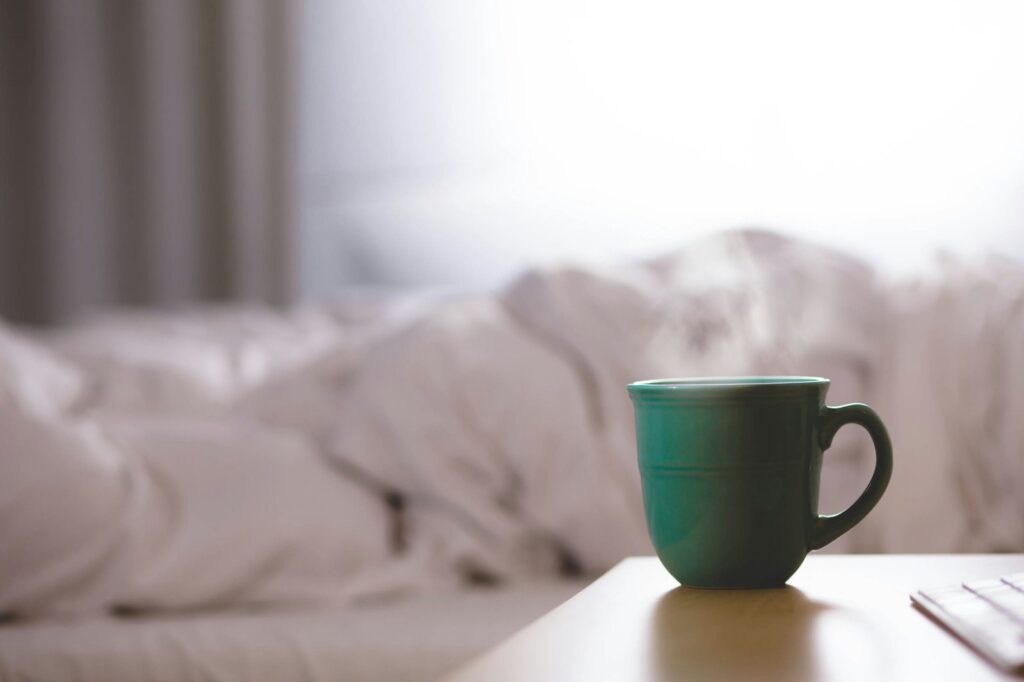 Schlafhacks für Männer - So kommst du erholter aus dem Bett 1 Ein Ritual am Morgen hilft bei gesundem Schlaf