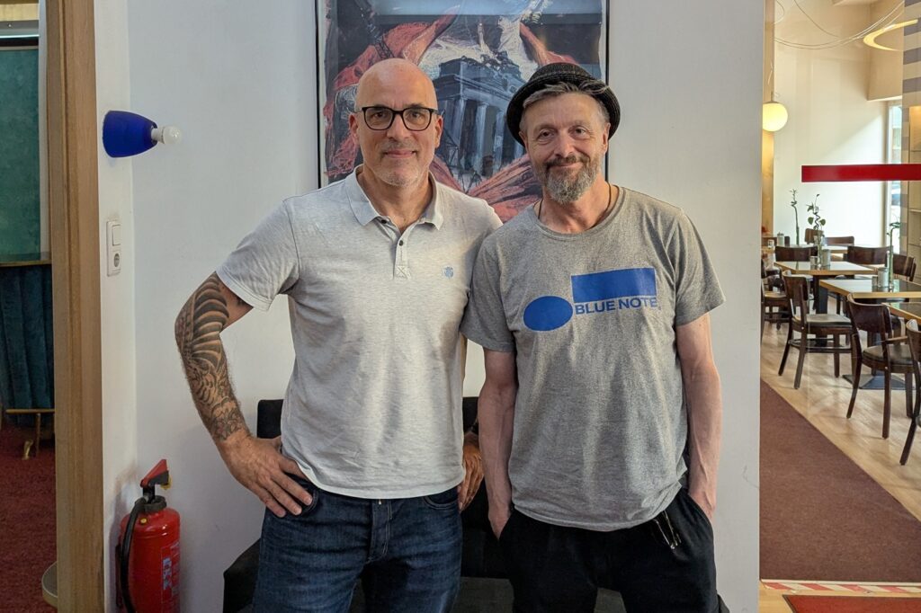 NTO Podcast #57 mit Ralf König über schwule Comics 1 Kai Bösel und Ralf König beim Treffen für den NOT TOO OLD Podcast