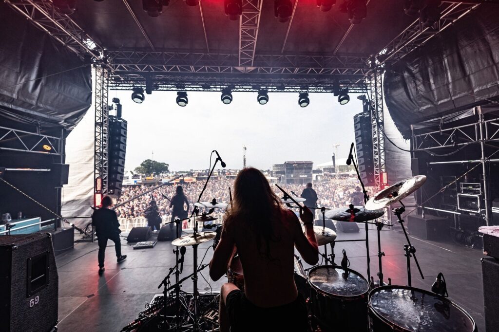 Lustiges Taschenbuch "Heavy Metal" - Let there be Duck in Wacken 1 Das Wacken Open Air lockt jedes Jahr tausende Headbanger nach Schleswig-Holstein