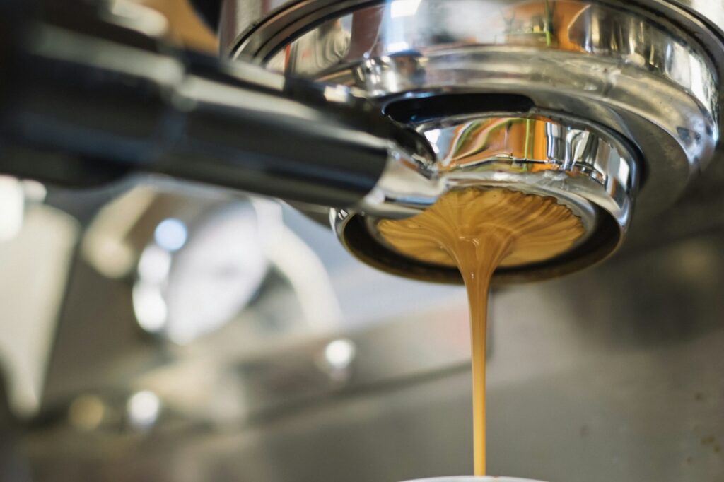 Kaffee oder Klatsch? 10 Mythen zum beliebten Heißgetränk 2 blake verdoorn gM RfQsZK98 unsplash