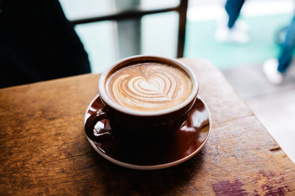 Kaffee oder Klatsch? 10 Mythen zum beliebten Heißgetränk 1 Für viele Menschen fängt der Tag mit einem Kaffee an