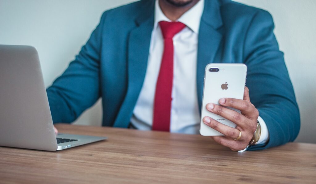 Die meisten Menschen verbringen ihren Arbeitstag im Sitzen