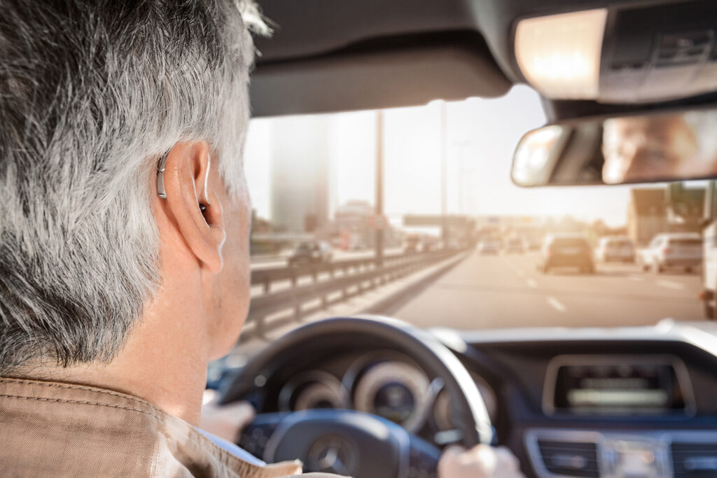 Hörst du noch oder verpasst du schon? 5 Routinen, die dein Gehör schützen! 3 6 Welttag des Hoerens Auto Verkehr Stra├ƒe Hoergeaet Mann close up