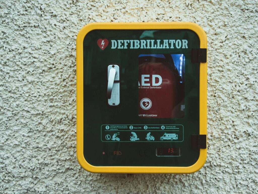 Sicher trainieren: Warum ein AED in Fitnessstudios und Sportvereinen unverzichtbar ist 1 alexandre brondino t5rm4f HYmY unsplash 1