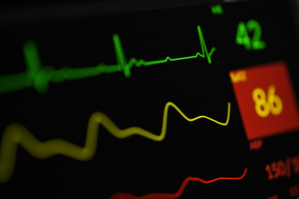 Sicher trainieren: Warum ein AED in Fitnessstudios und Sportvereinen unverzichtbar ist 2 joshua chehov beXUIzvxW Q unsplash
