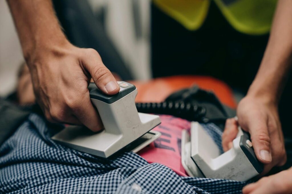 Sicher trainieren: Warum ein AED in Fitnessstudios und Sportvereinen unverzichtbar ist 3 pexels mikhail nilov 8943274 1