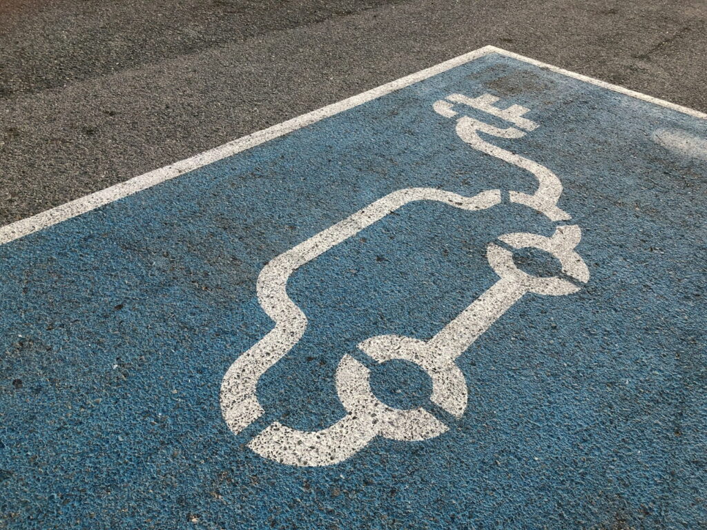 Elektroauto oder Hybridauto - Welche Antriebsart passt besser zum Alltag? 2 red dot iy8h Cl8MLc unsplash 1