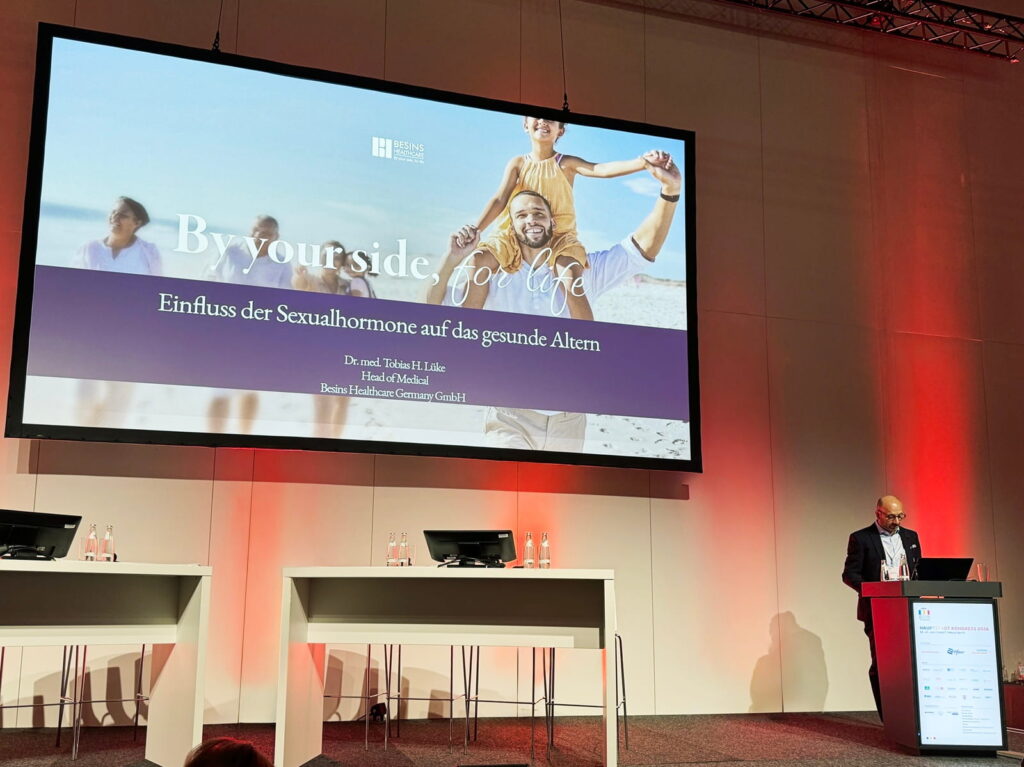 Hormonelle Gesundheit - Der unterschätzte Longevity-Faktor mit Fragezeichen 1 Dr. Tobias Lüke, Head of Medical bei Besins Healthcare Germany, während seines Vortrags auf dem Hauptstadtkongress 2026 über Hormonelle Gesundheit