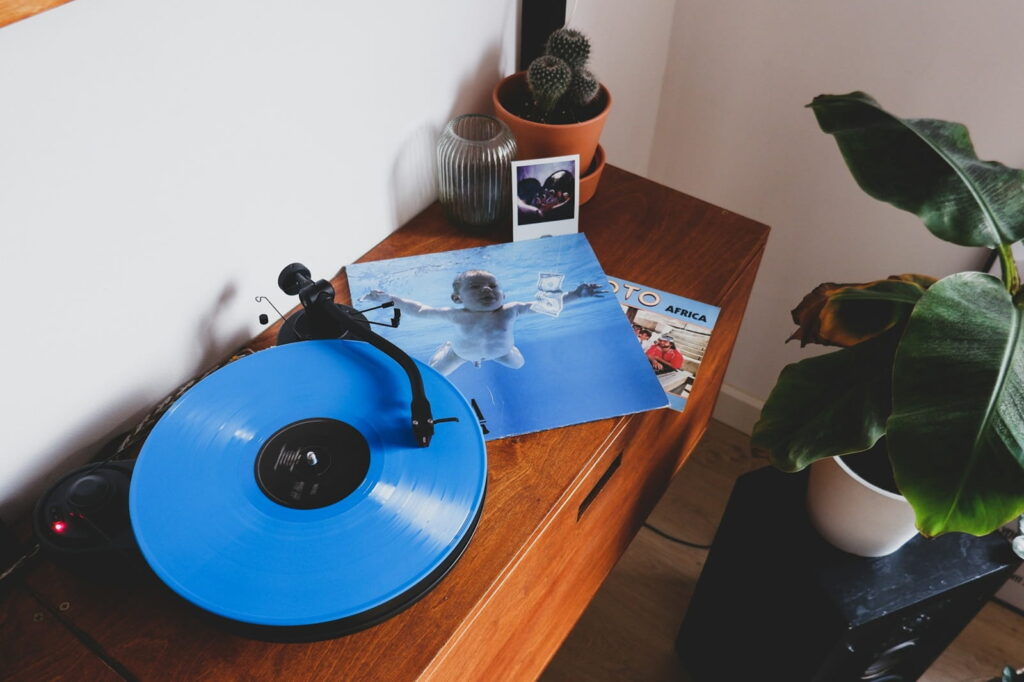 Handy aus, Kopf frei - Wie Männer 50plus jetzt die analoge Auszeit entdecken 2 Schallplatten sind eine tolle Beschäftigung beim Digital Detox