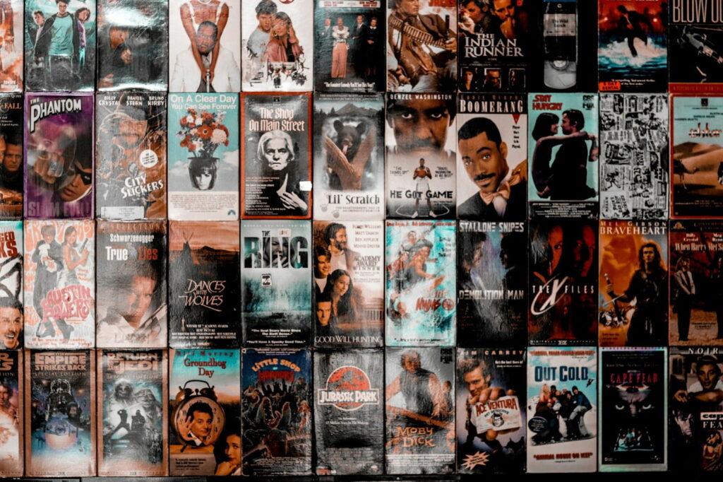 Die Magie der alten Videothek und wie wir sie ein stückweit zurückholen können 1 tyson moultrie BQTHOGNHo08 unsplash 1