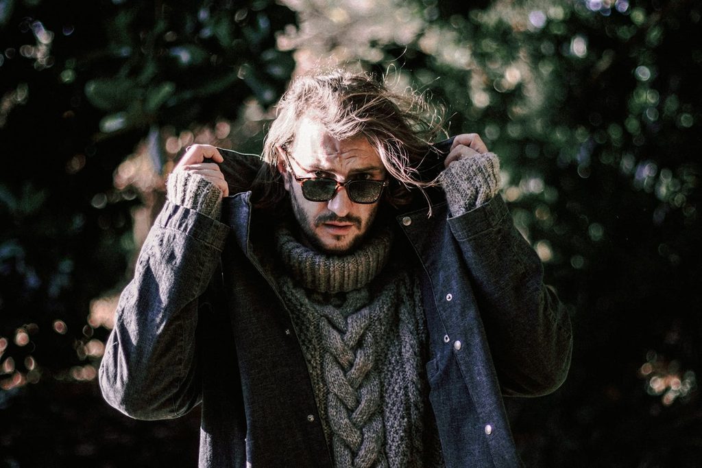 Stil statt Trends - Die zeitlosen Herbst-Basics für Männer im besten Alter 1 Pullover und Jacken lassen sich im Herbst stilvoll kombinieren